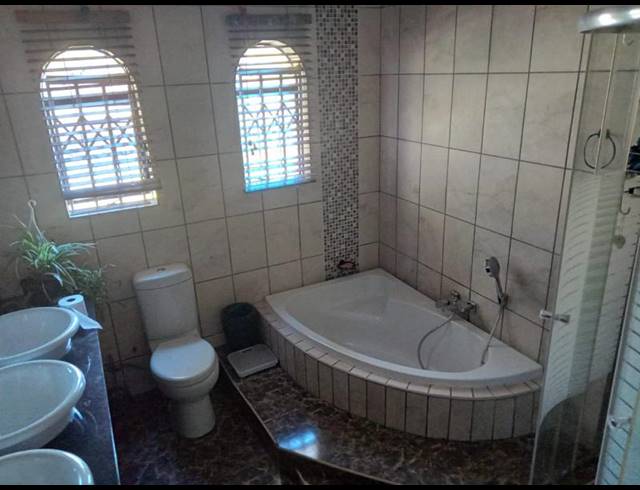5 BEDROOM HOUSE FOR SALE IN ROOIHUISKRAAL